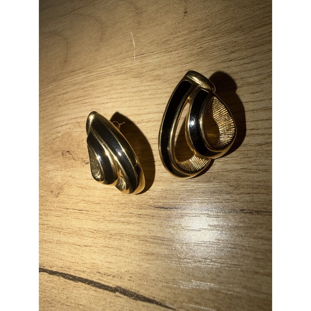 Vintage Classic Teardrop Gold Black Enamel Trifari Ribbon Swirl Pierced Earrings